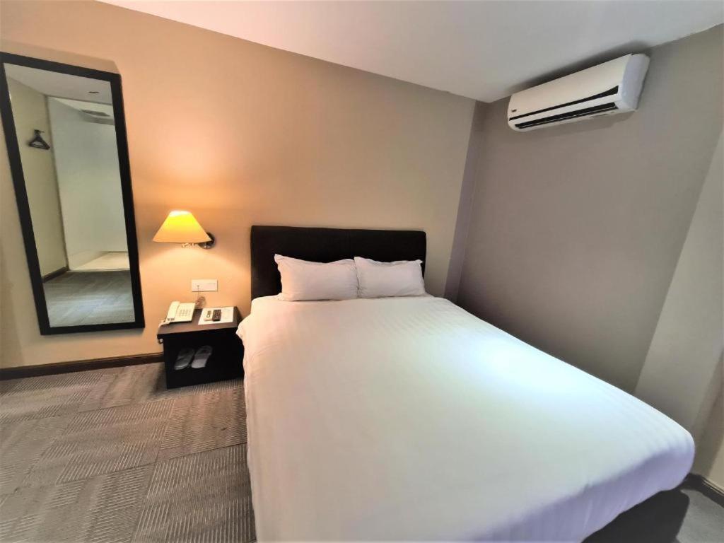 Merdeka Hotel Kluang Exterior foto