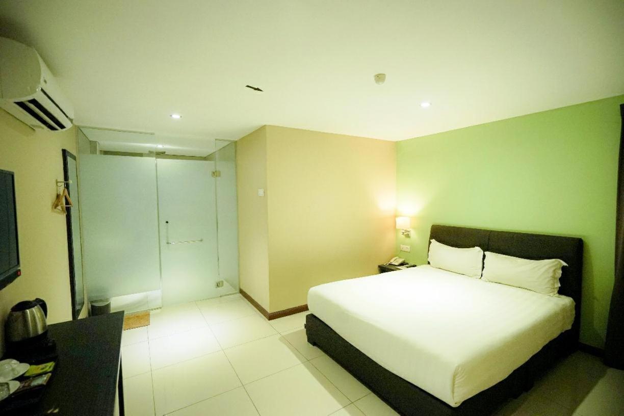 Merdeka Hotel Kluang Exterior foto
